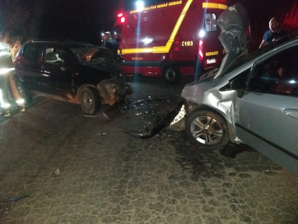 Motorista morre após carros baterem de frente na BR-262