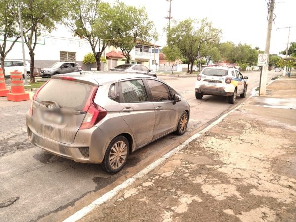 Motorista passa na porta de batalhão e acaba preso com veículo clonado