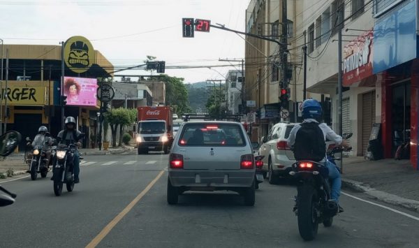 Motoristas sugerem melhoria no trânsito da Avenida Acesita, no bairro Olaria, em Timóteo