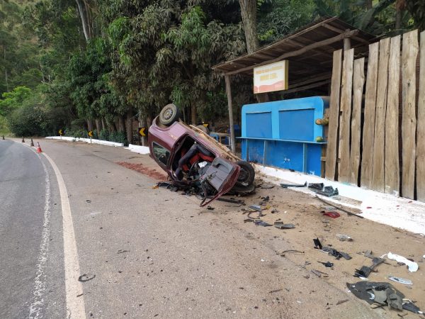 Mulher fica gravemente ferida após bater de frente com carreta na BR-262, em Martins Soares