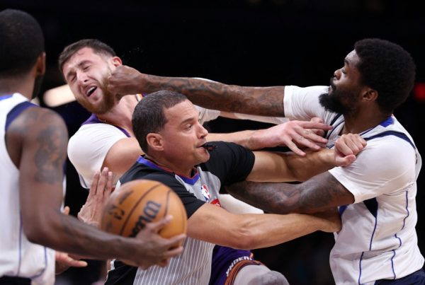 Naji Marshall e Jusuf Nurki (foto: Chris Coduto/Getty Images/AFP)