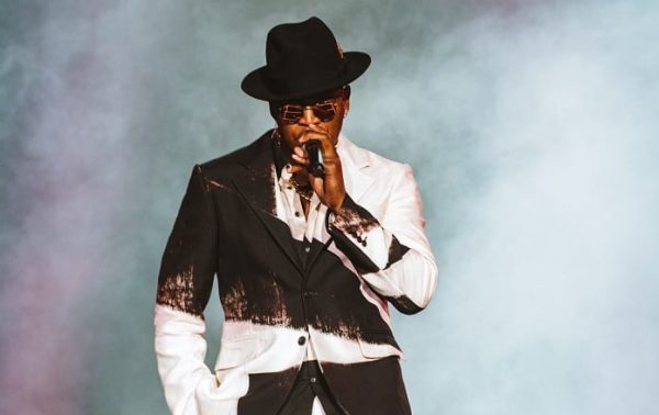 Ne-Yo transporta o Brasil de volta aos anos 2000 com show quente no The Town