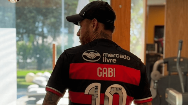 Neymar, atacante do Al-Hilal e da Seleo Brasileira, com a camisa do Flamengo (foto: Reproduo/Instagram)