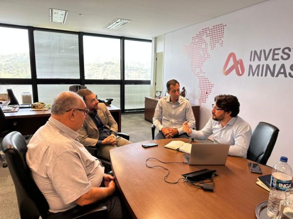 No Instituto de Desenvolvimento de Minas Gerais Prefeito de Timóteo apresenta centro empresarial