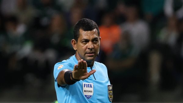 O árbitro Wagner do Nascimento Magalhães no jogo entre as equipes da SE Palmeiras e Fortaleza, durante partida válida pelas oitavas de final da Copa do Brasil, no Allianz Parque. (Foto: César Greco)