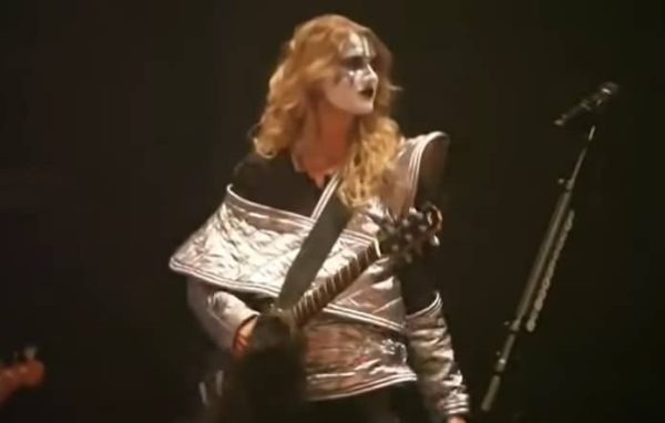 Taylor Swift vestida de Ace Frehley, do KISS