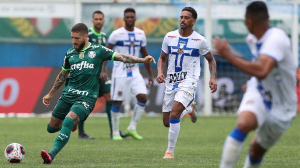 O jogador Zé Rafael, da SE Palmeiras, divide bola com jogador da equipe do Água Santa, em jogo válido pela oitava rodada do Campeonato Paulista, no estádio Distrital de Inamar. (Foto: César Greco)