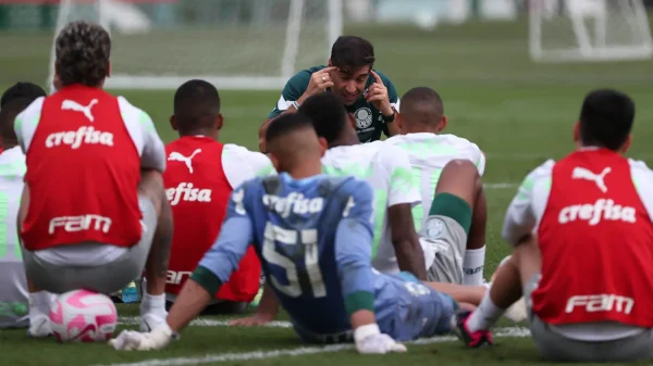 O técnico Abel Ferreira, da SE Palmeiras, conversa como elenco durante treinamento, na Academia de Futebol. (Foto: Cesar Greco/Palmeiras/by Canon)