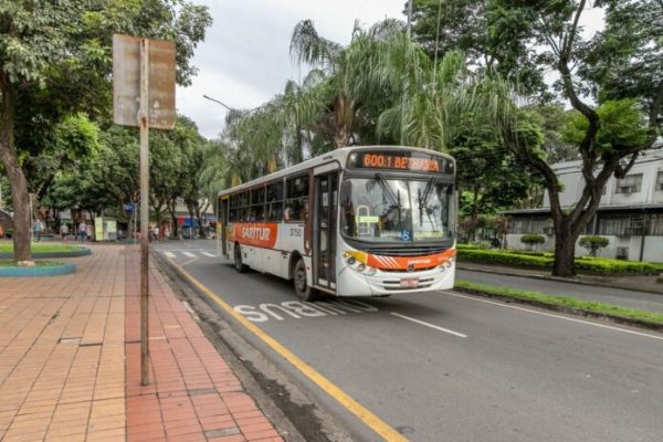 Ônibus de Ipatinga circulam com horário de domingo nesta quinta