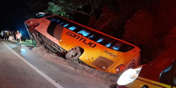 Ônibus da Gontijo tomba em erosão na marginal da BR-262, na cidade Rio Casca