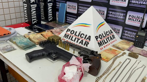 Operação da PM termina com seis presos, apreensão de armas, munições, dinheiro e outros materiais