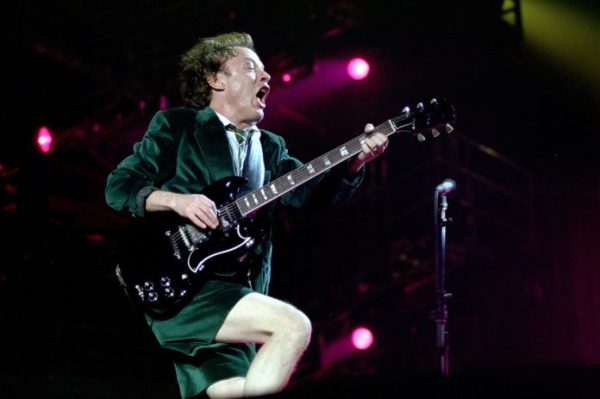 Angus Young com o AC/DC na Itália em 2001