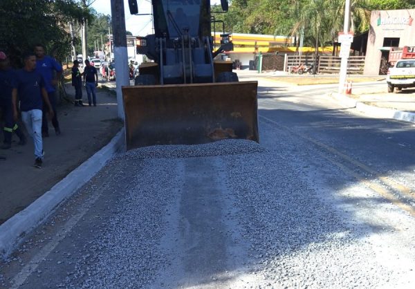 PERIGO NA PISTA no bairro Santa Maria. Brita cai de caminhão não identificado