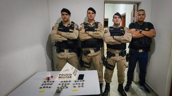 PM apreende buchas de maconha escondidas em cômodo usado para guardar mantimentos de casa