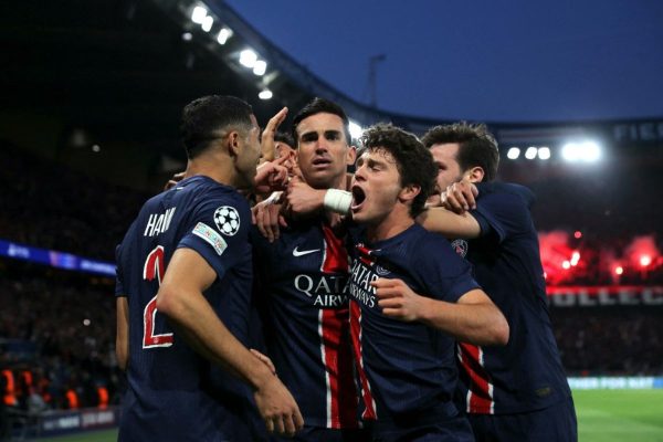 Jogadores do PSG celebram gol (foto: Thomas SAMSON / AFP)