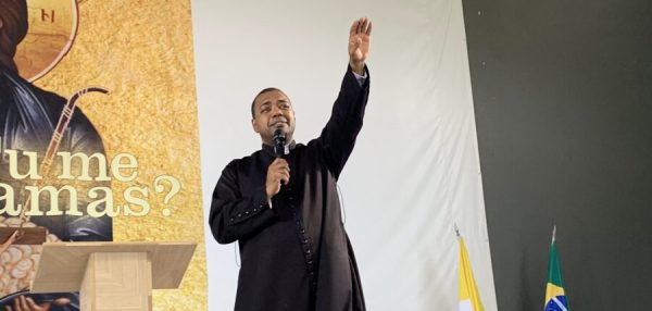 Padre exorcista confirma presença em evento gratuito de cura e libertação no Vale do Aço
