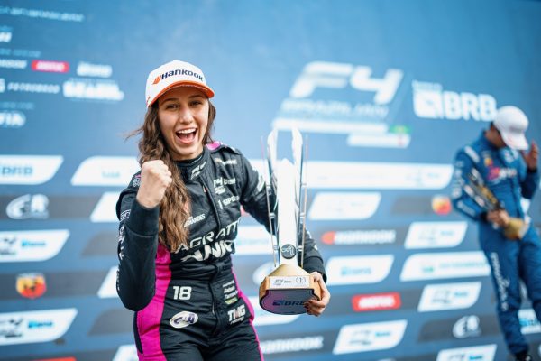 Piloto de 19 anos se torna primeira mulher a vencer na F4 Brasil