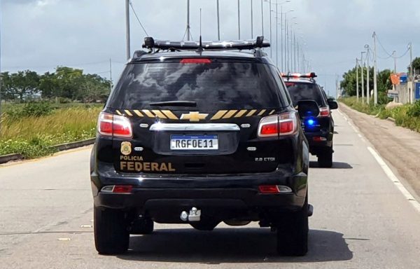 Polícia Federal e a PMMG cumpre mandados. Ação prende três pessoas por tráfico de drogas em Ipatinga