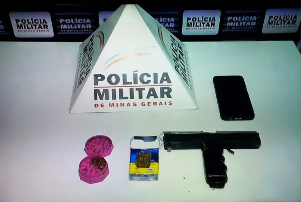 Polícia recupera carro roubado, prende três criminosos, apreende arma, droga e adolescente de 15 anos na MG-329