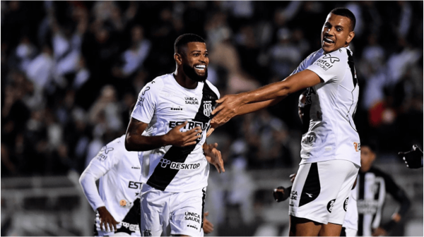 Jogadores da Ponte Preta comemorando gol sobre Cear, pela Srie B (foto: Marcos Ribolli/PontePress)