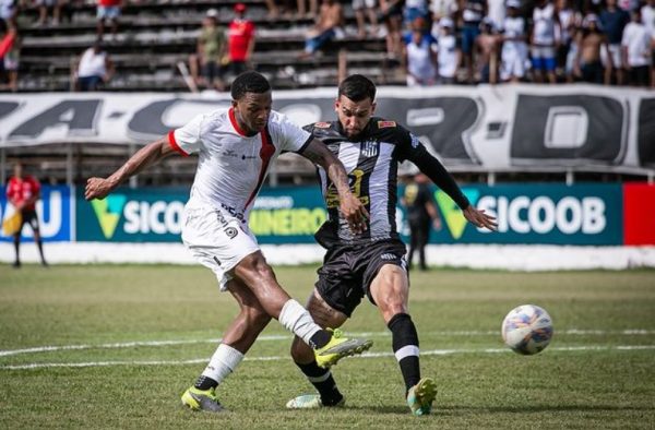 Lance do jogo entre Democrata-GV e Pouso Alegre (foto: Giovanni Mendes/Pouso Alegre SAF)