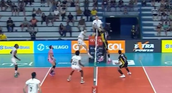 Jogo entre Praia e Gois (foto: Reproduo/SporTV)