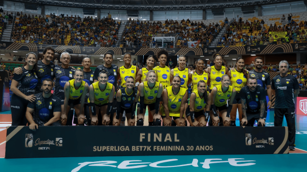 Elenco do Praia Clube na fina da Superliga Feminina 2024 (foto: Patricy Albuquerque/Dentil PraiaClube)