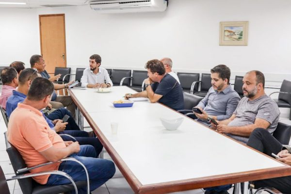 Prefeito Gustavo Nunes apresenta a vereadores o Plano de Saneamento Básico