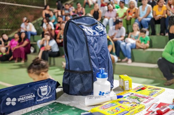 Prefeito Gustavo Nunes inicia  a entrega dos kits escolares  para mais de 24 mil estudantes