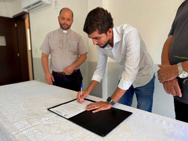 Prefeito Gustavo Nunes sanciona lei cedendo imóvel à Igreja Católica para abrigar projeto social