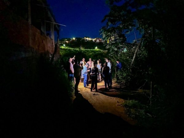 Prefeitura de Ipatinga leva iluminação a beco no bairro Esperança