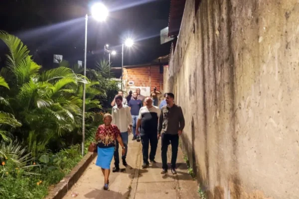 Prefeitura de Ipatinga leva iluminação a rua e becos no bairro Esperança