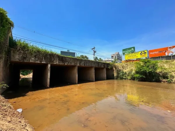 Prefeitura de Ipatingapromove limpeza no ribeirão Ipanema e córrego Taúbas