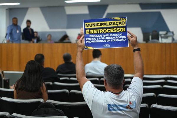 Projeto Mãos Dadas volta à berlinda na Comissão de Educação
