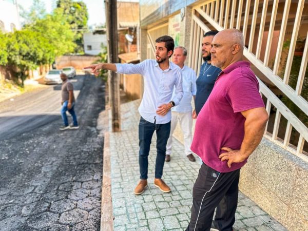 Prefeito Gustavo Nunes vistoria obra de pavimentação em mais  uma rua do bairro Vila Celeste