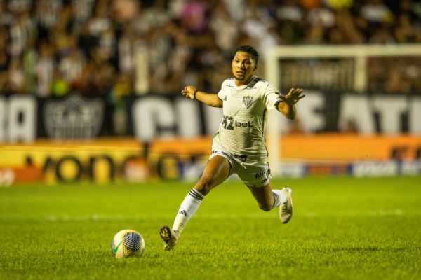 Rony detona gramado de jogo do Atlético na Copa do Brasil: ‘Não tem condição’