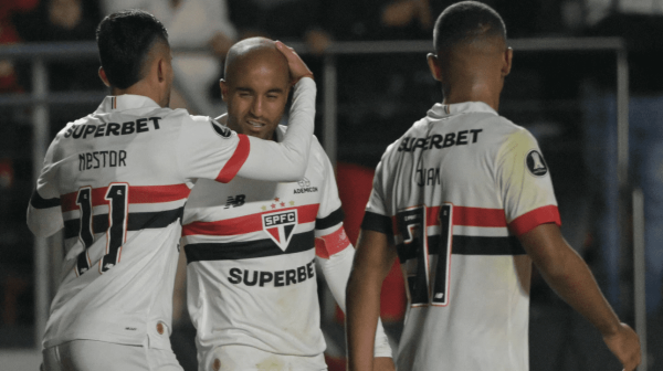 Jogadores do So Paulo, pela Copa Libertadores (foto: Nelson Almeida/AFP)