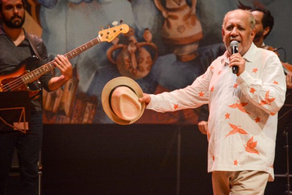 Saulo Laranjeira traz música, humor e poesia no show Assunta Brasil