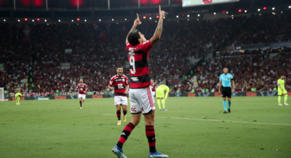 Brasileiro: Flamengo derrota Palmeiras e mantém vivo sonho por título