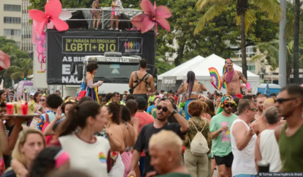 Parada LGBTI+ ocupa orla de Copacabana contra retrocessos