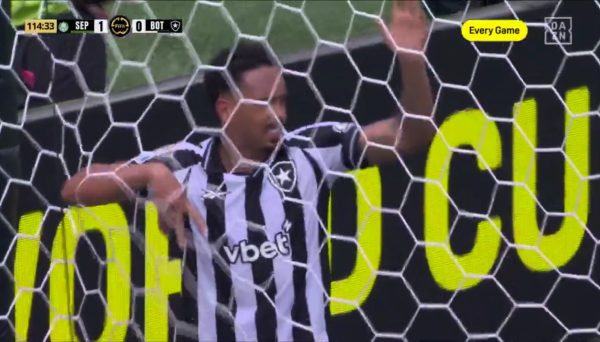 Vitinho perdeu 'gol feito' contra o Palmeiras (foto: Reproduo/Dazn)