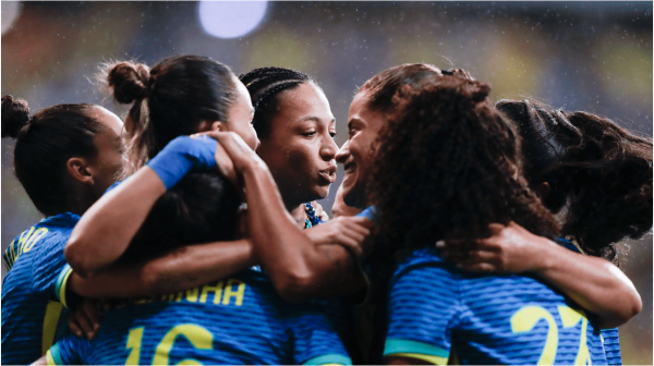 Jogadoras da Seleo Brasileira comemorando gol (foto: Lvia Villas Boas/CBF)