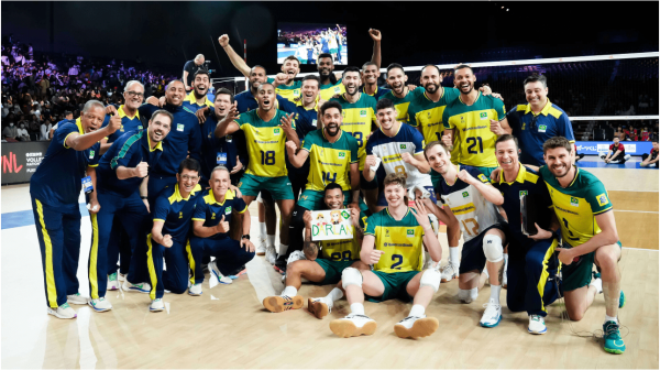 Jogadores de vlei da Seleo Brasileira na VNL (foto: Reproduo/FIVB)