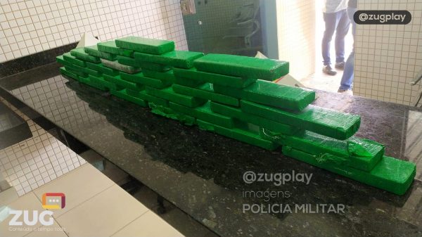 Motorista fura bloqueio da PM, é perseguido e militares encontram 45 barras de maconha