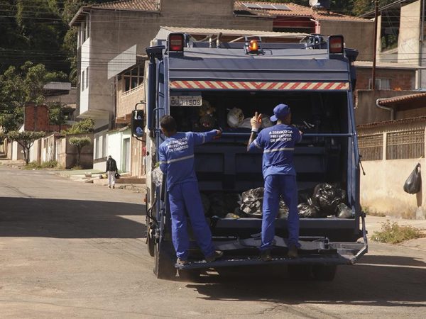 Sem fiscalização, caminhões coletores de lixo poluem a cidade de Timóteo com chorume