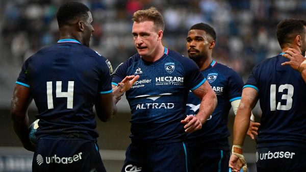 Stuart Hogg, ao centro, em ao pelo Montpellier, da Frana (foto: SYLVAIN THOMAS/AFP)