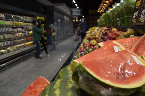 Supermercados abrem no feriado desta quinta