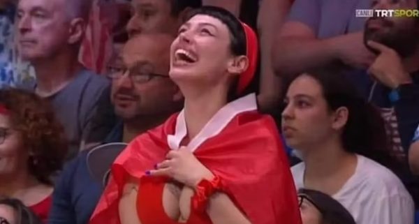 TV turca pede desculpas por mostrar decote de torcedora em jogo de vôlei