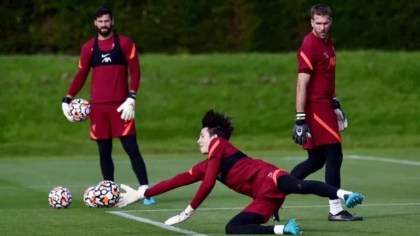 Time da Série A contrata goleiro brasileiro do Liverpool