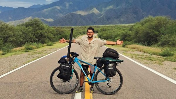 Torcedor anda 5 mil km de bicicleta para acompanhar time na Sul-Americana